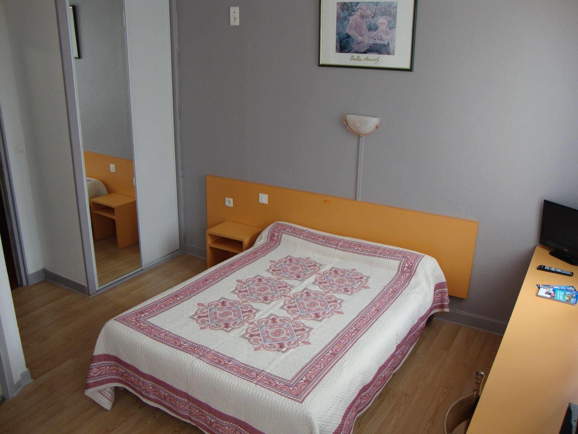 Hotel Au Petit Languedoc ลูร์ด ภายนอก รูปภาพ