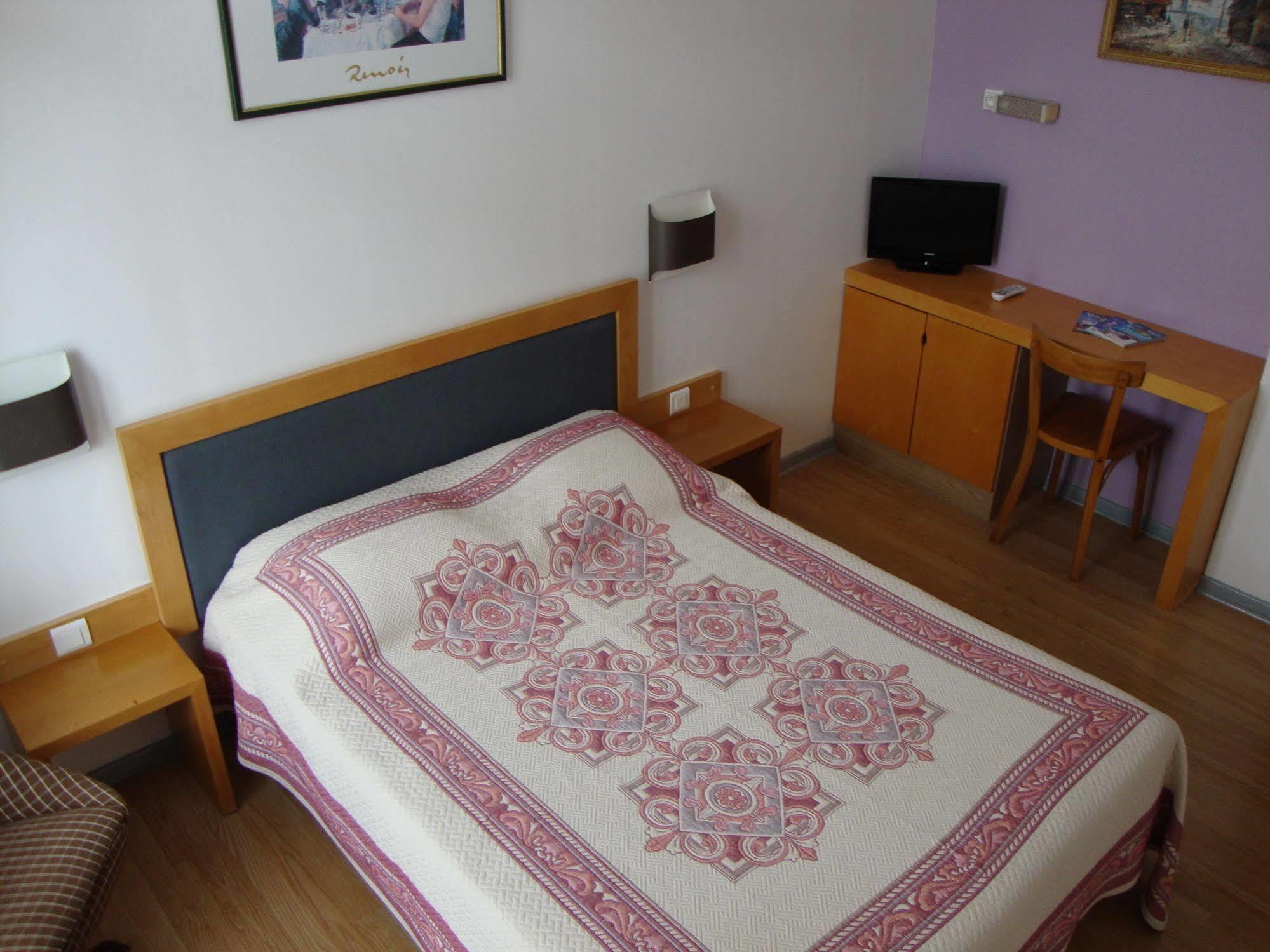 Hotel Au Petit Languedoc ลูร์ด ภายนอก รูปภาพ
