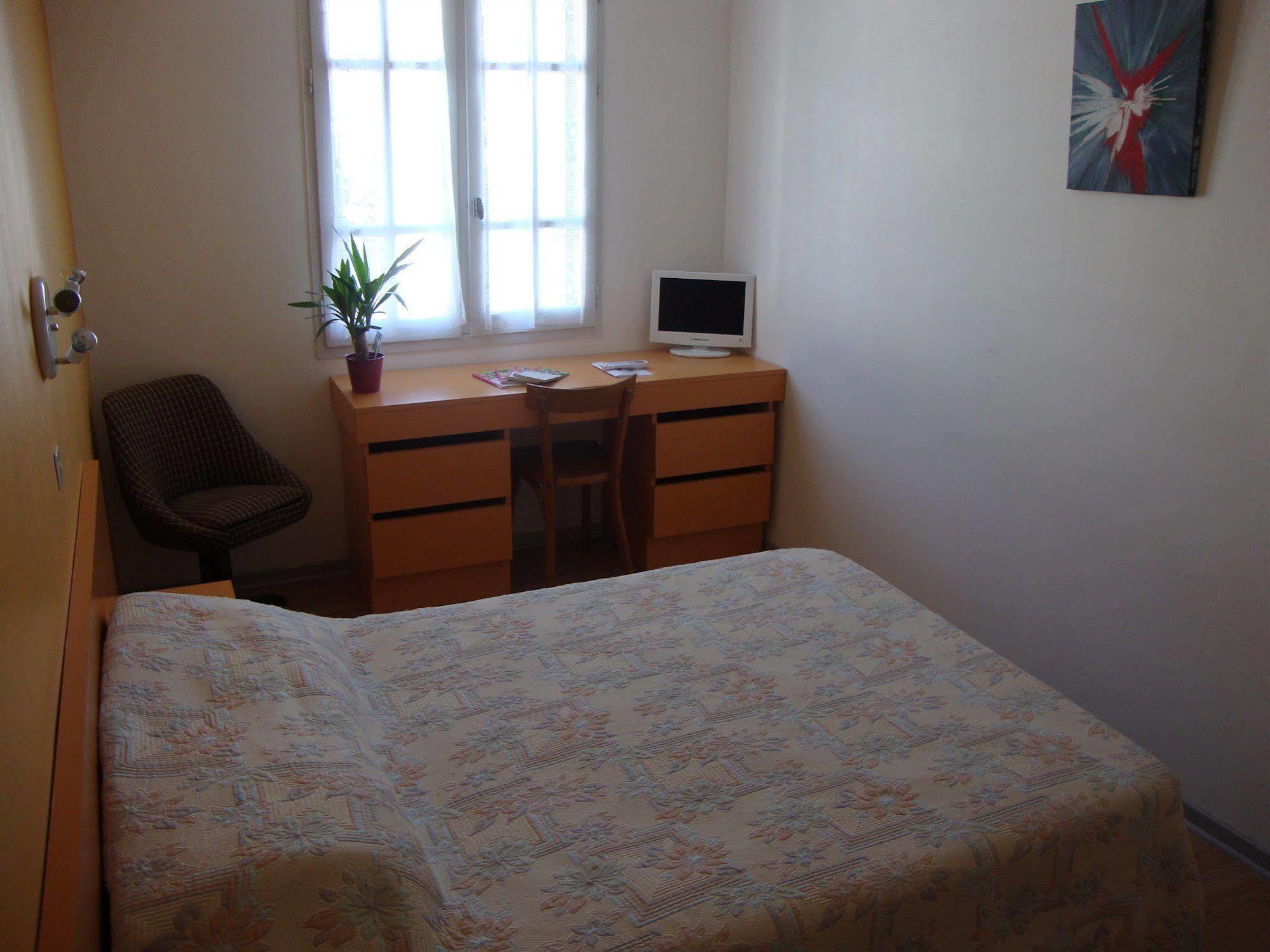 Hotel Au Petit Languedoc ลูร์ด ภายนอก รูปภาพ