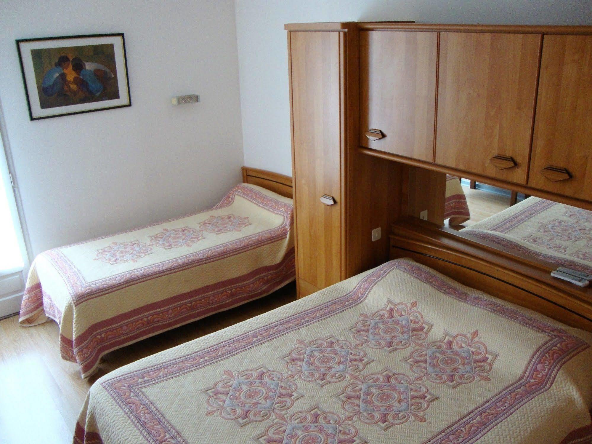 Hotel Au Petit Languedoc ลูร์ด ภายนอก รูปภาพ
