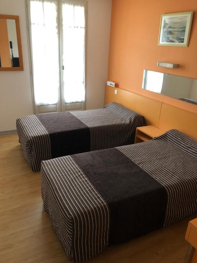 Hotel Au Petit Languedoc ลูร์ด ภายนอก รูปภาพ